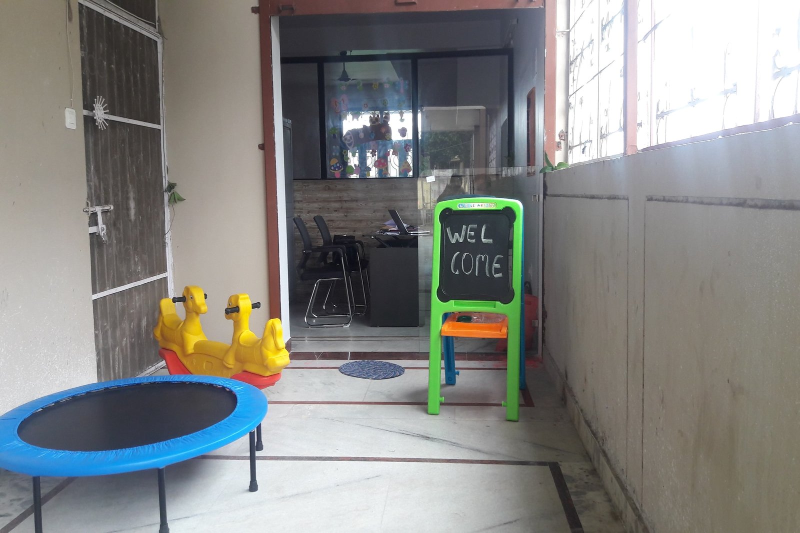 Divine Minds is Bhopals best preschool, playschool and day care centre located in Arvind Vihar, Katara Hills Road, Bagmugalia. The school offers your little child a great environment to learn & discover new things every day using play way, kindergarten and Montessori methods.