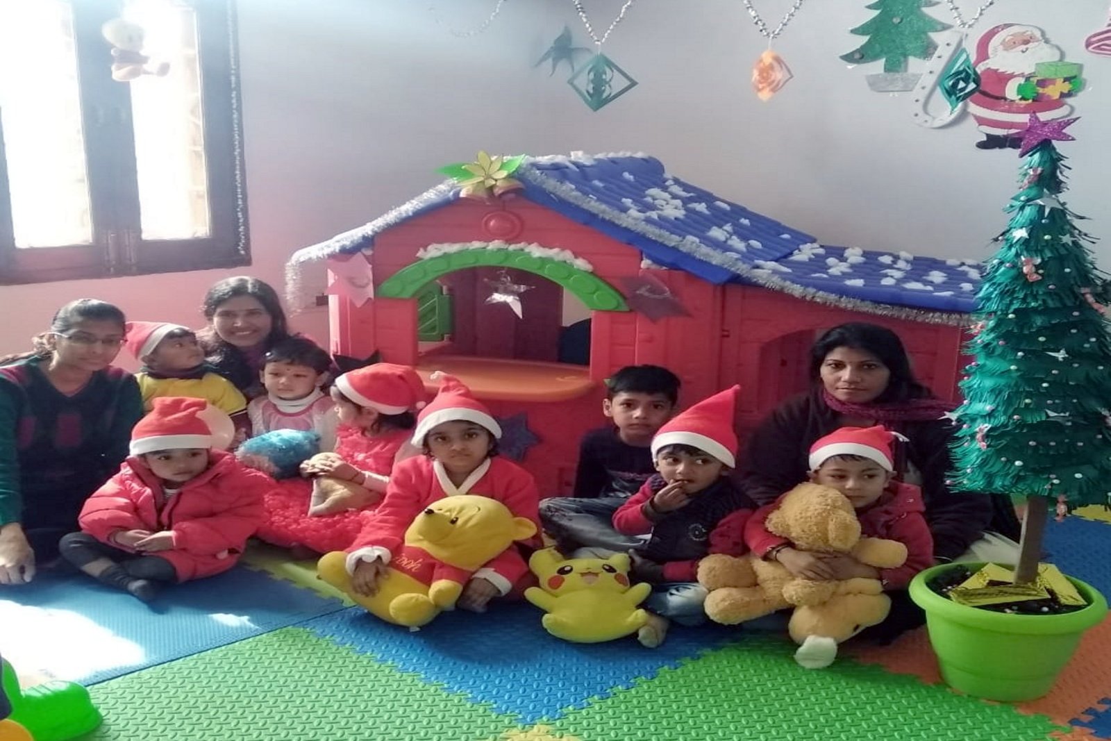 Divine Minds is Bhopals best preschool, playschool and day care centre located in Arvind Vihar, Katara Hills Road, Bagmugalia. The school offers your little child a great environment to learn & discover new things every day using play way, kindergarten and Montessori methods.