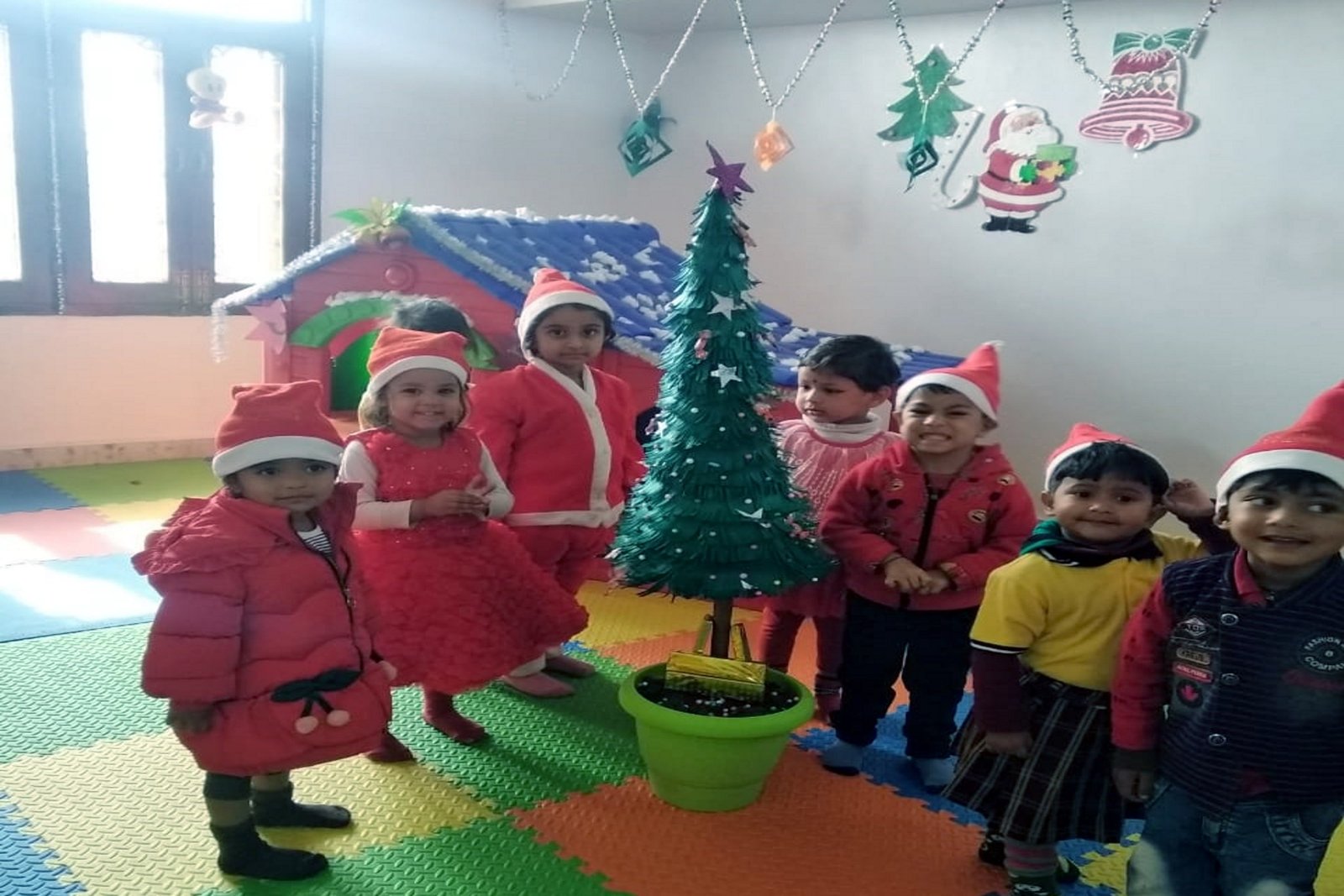 Divine Minds is Bhopals best preschool, playschool and day care centre located in Arvind Vihar, Katara Hills Road, Bagmugalia. The school offers your little child a great environment to learn & discover new things every day using play way, kindergarten and Montessori methods.