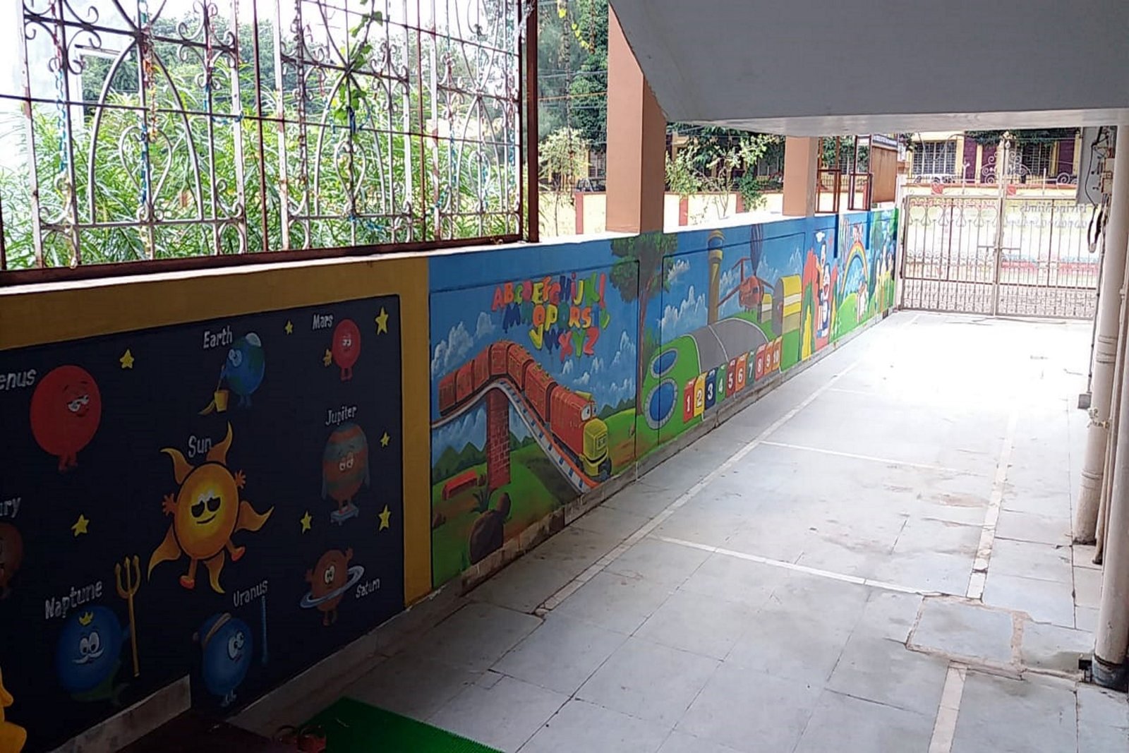Divine Minds is Bhopals best preschool, playschool and day care centre located in Arvind Vihar, Katara Hills Road, Bagmugalia. The school offers your little child a great environment to learn & discover new things every day using play way, kindergarten and Montessori methods.